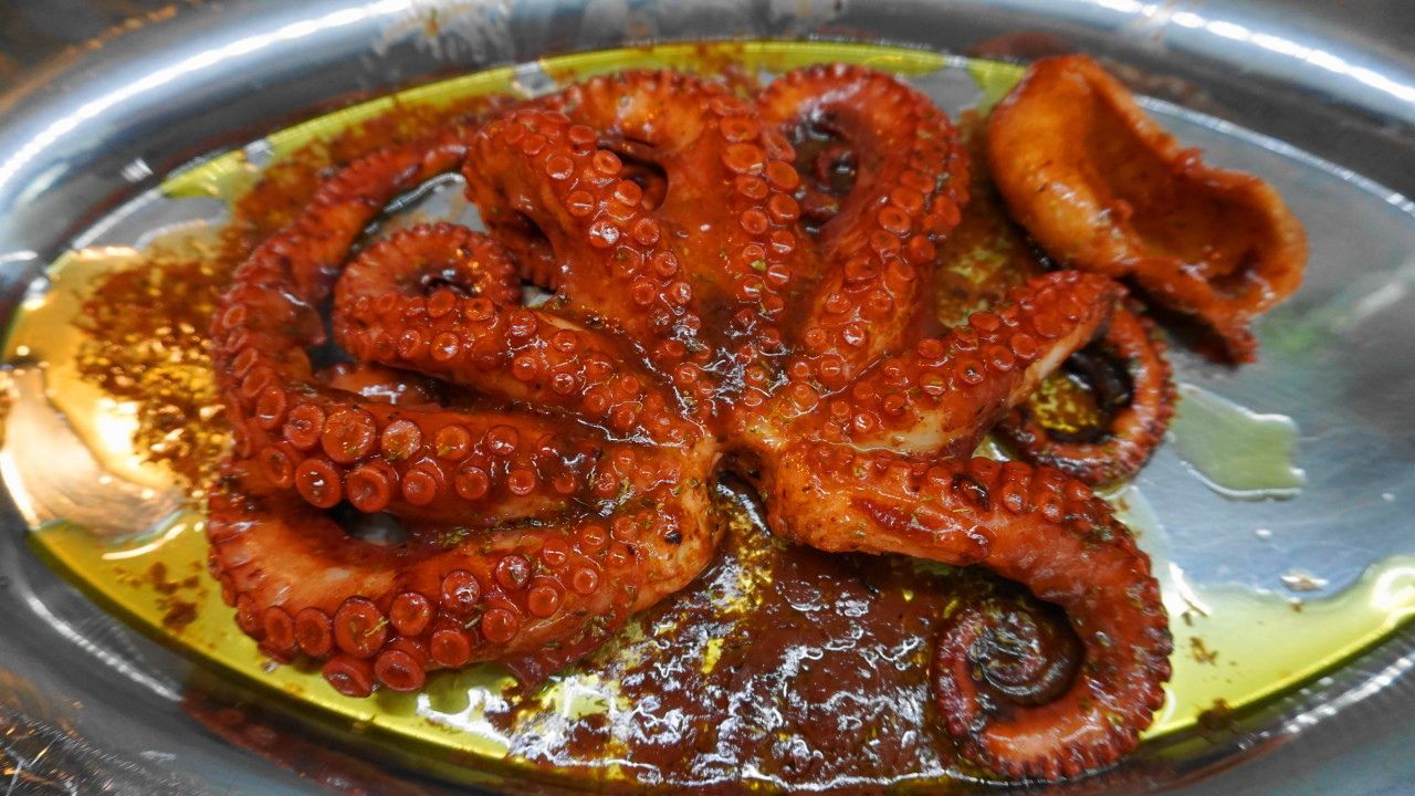 Χταπόδι στους χυμούς του με λάδι και ρίγανη