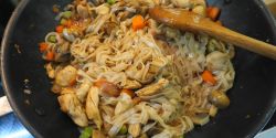 Νουντλς με κοτόπουλο και λαχανικά - pad thai