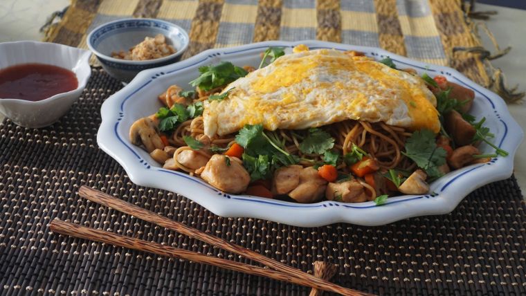 Νουντλς με κοτόπουλο και λαχανικά - pad thai