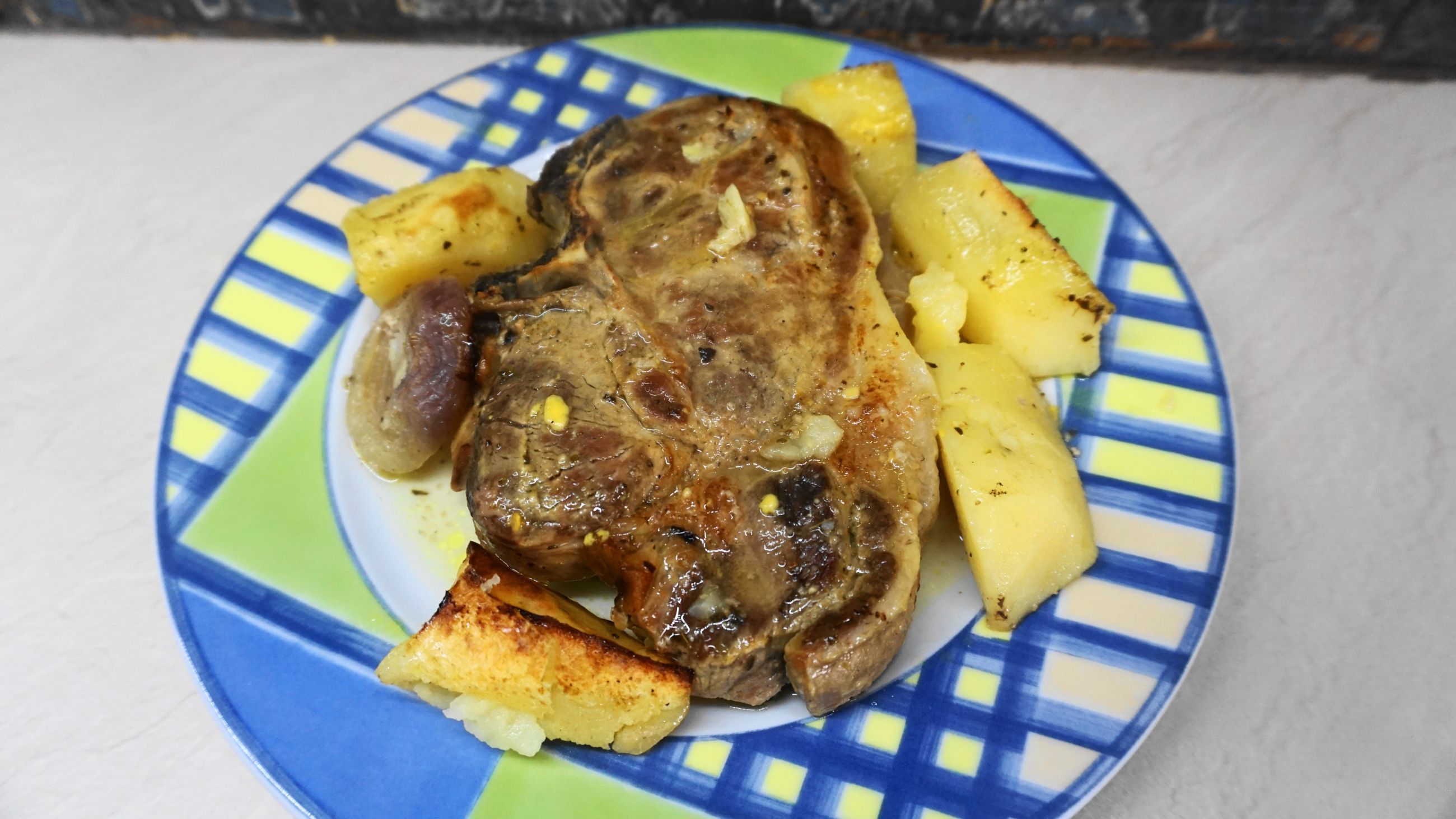 Χοιρινές μπριζόλες στο φούρνο με πατάτες