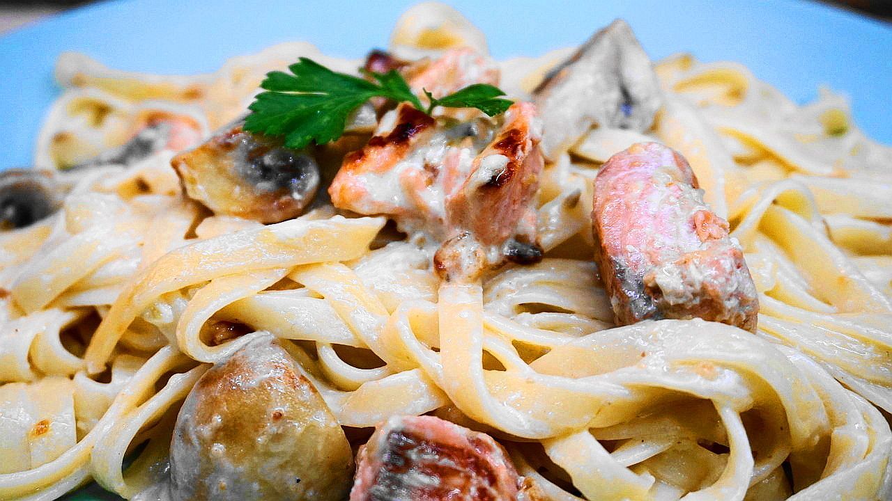 Λιγκουίνι με μανιτάρια, βότκα και σολομό