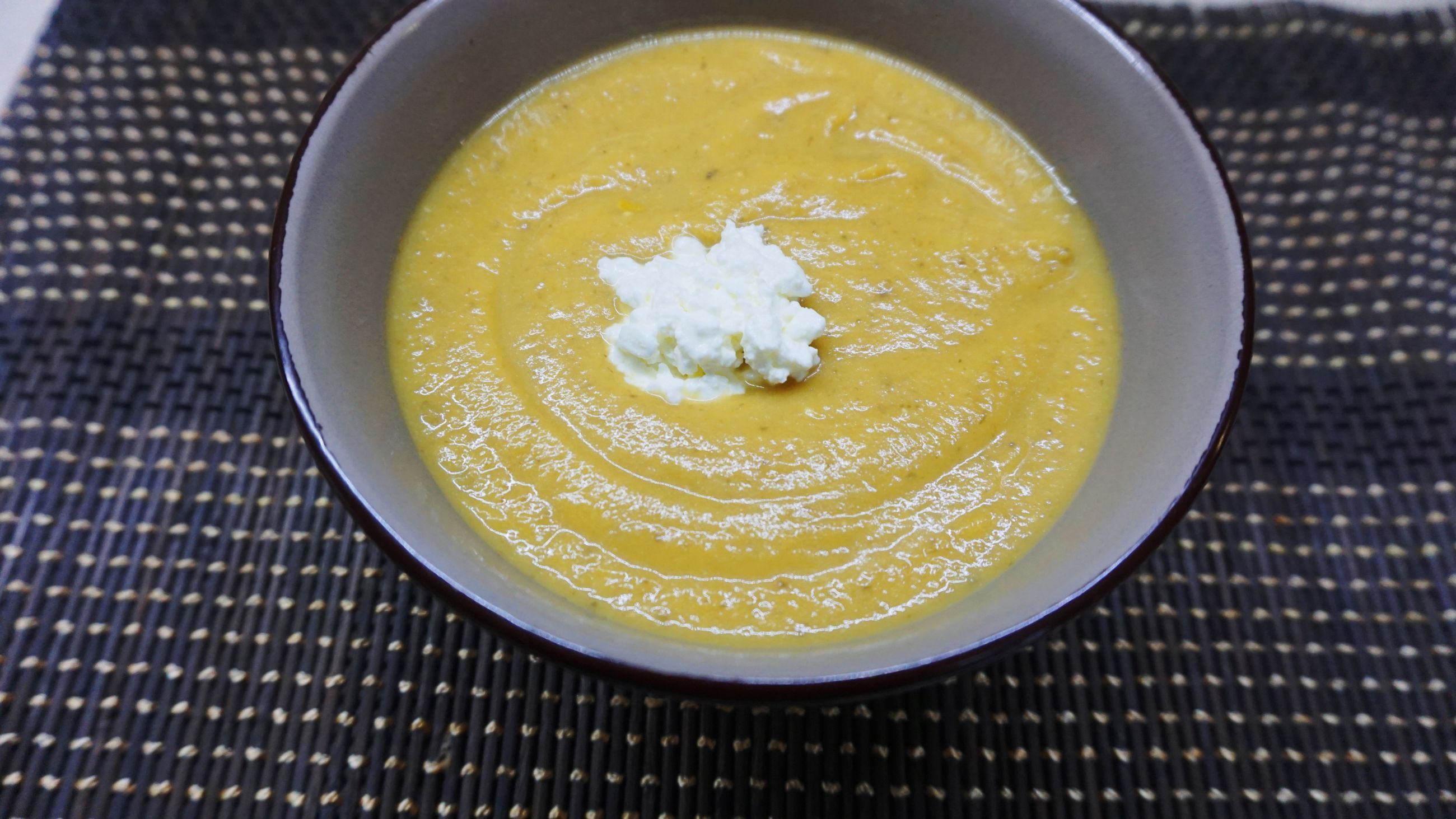 Σούπα βελουτέ με κουνουπίδι και γλυκοπατάτα