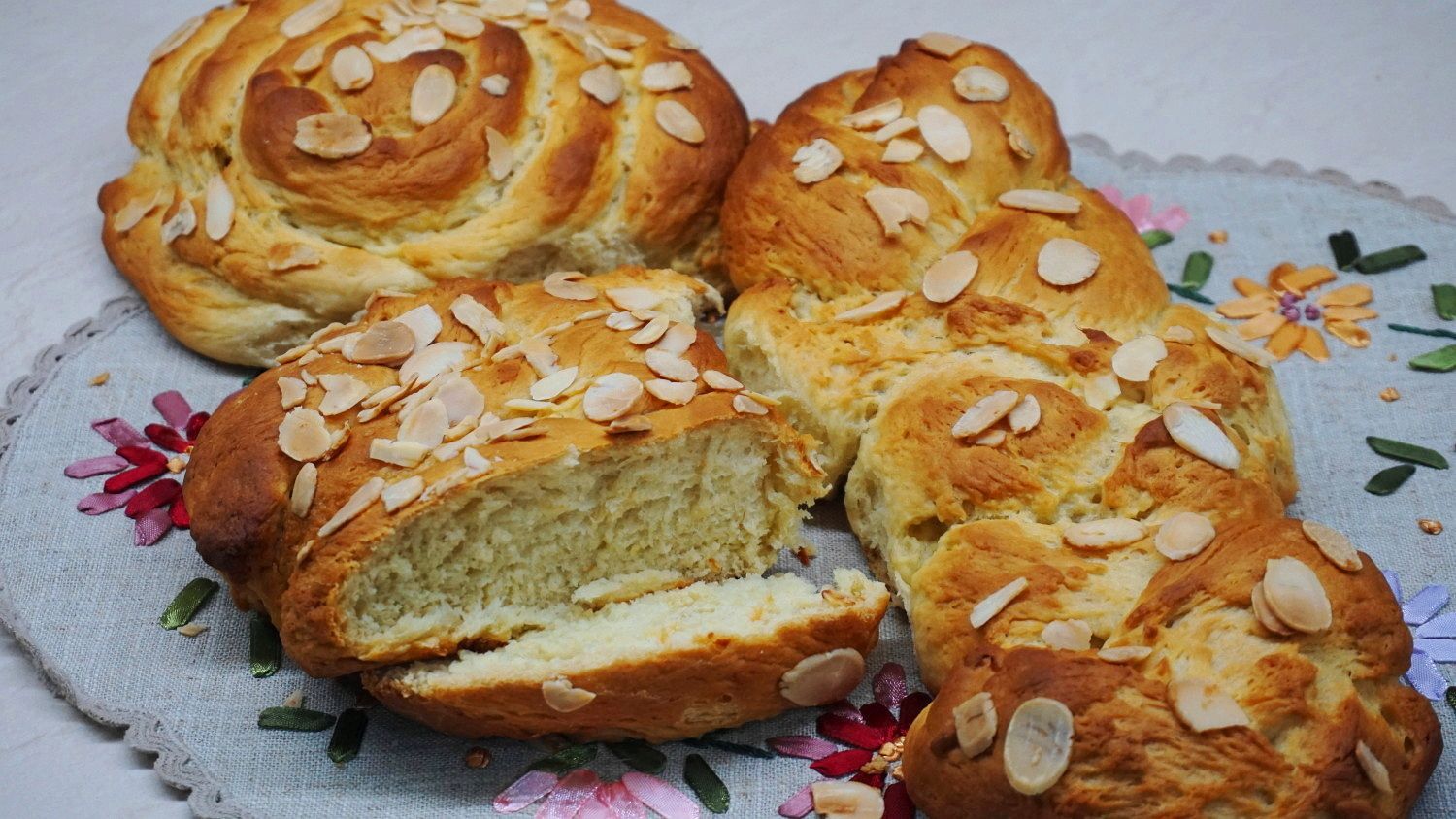 Τσουρέκι νηστίσιμο πεντανόστιμο και αφράτο