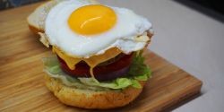 Μπέργκερ με αυγό