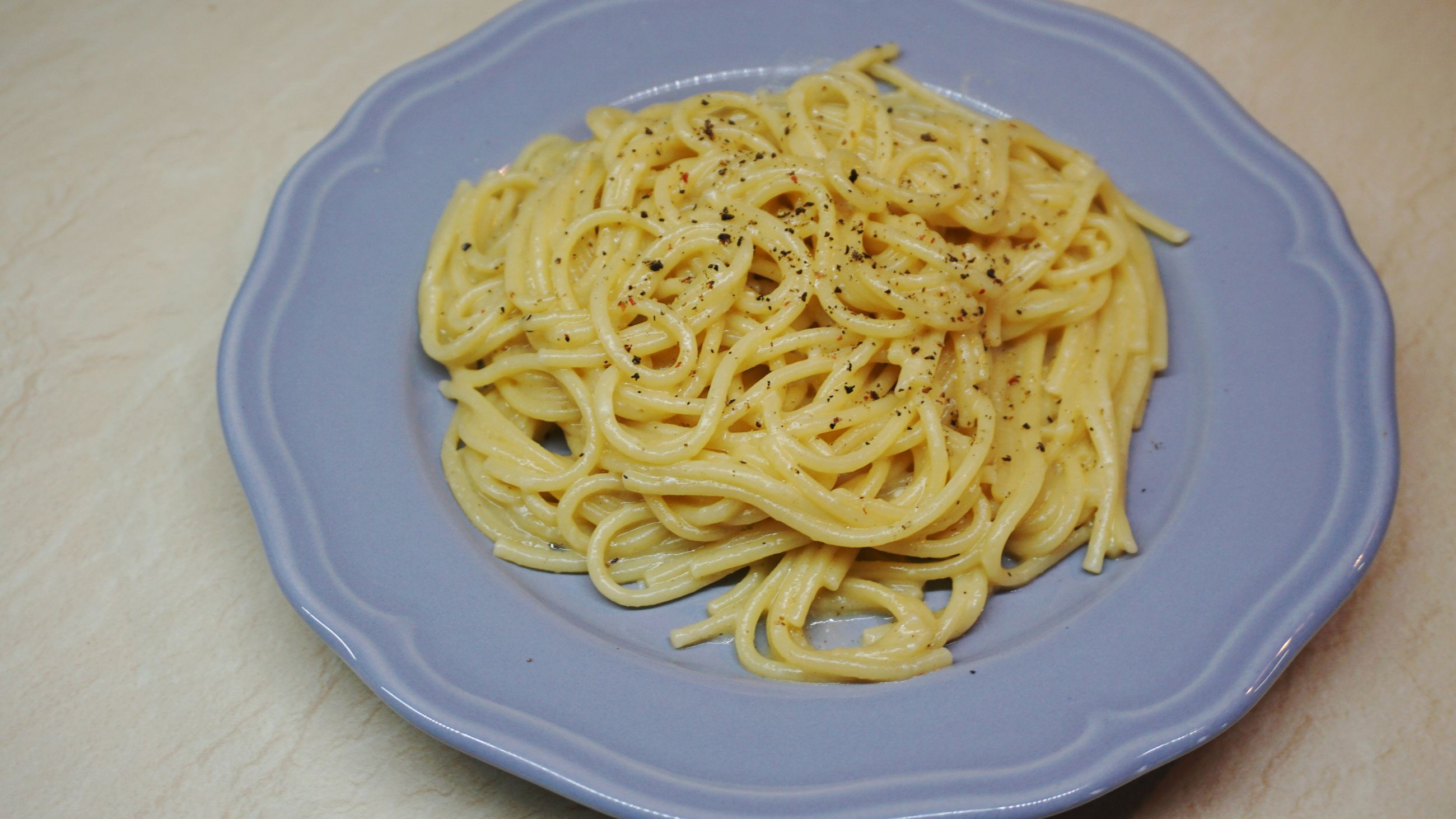 Μακαρονάδα με σάλτσα τυριού και πιπέρι, cacio e pepe αλά ελληνικά