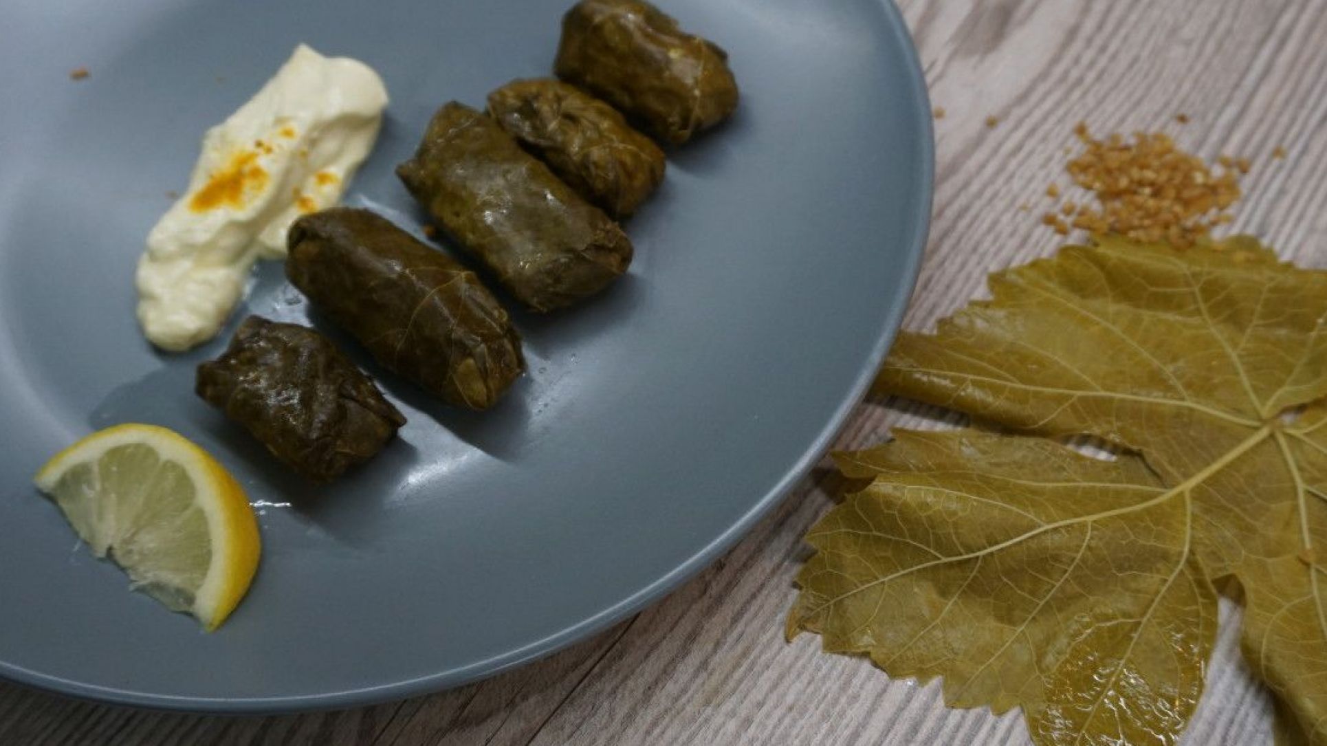 Ντολμαδάκια με πλιγούρι και κιμά κοτόπουλο