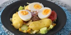 Σαλάτα τύπου νισουάζ με τόνο, πατάτα και αυγό