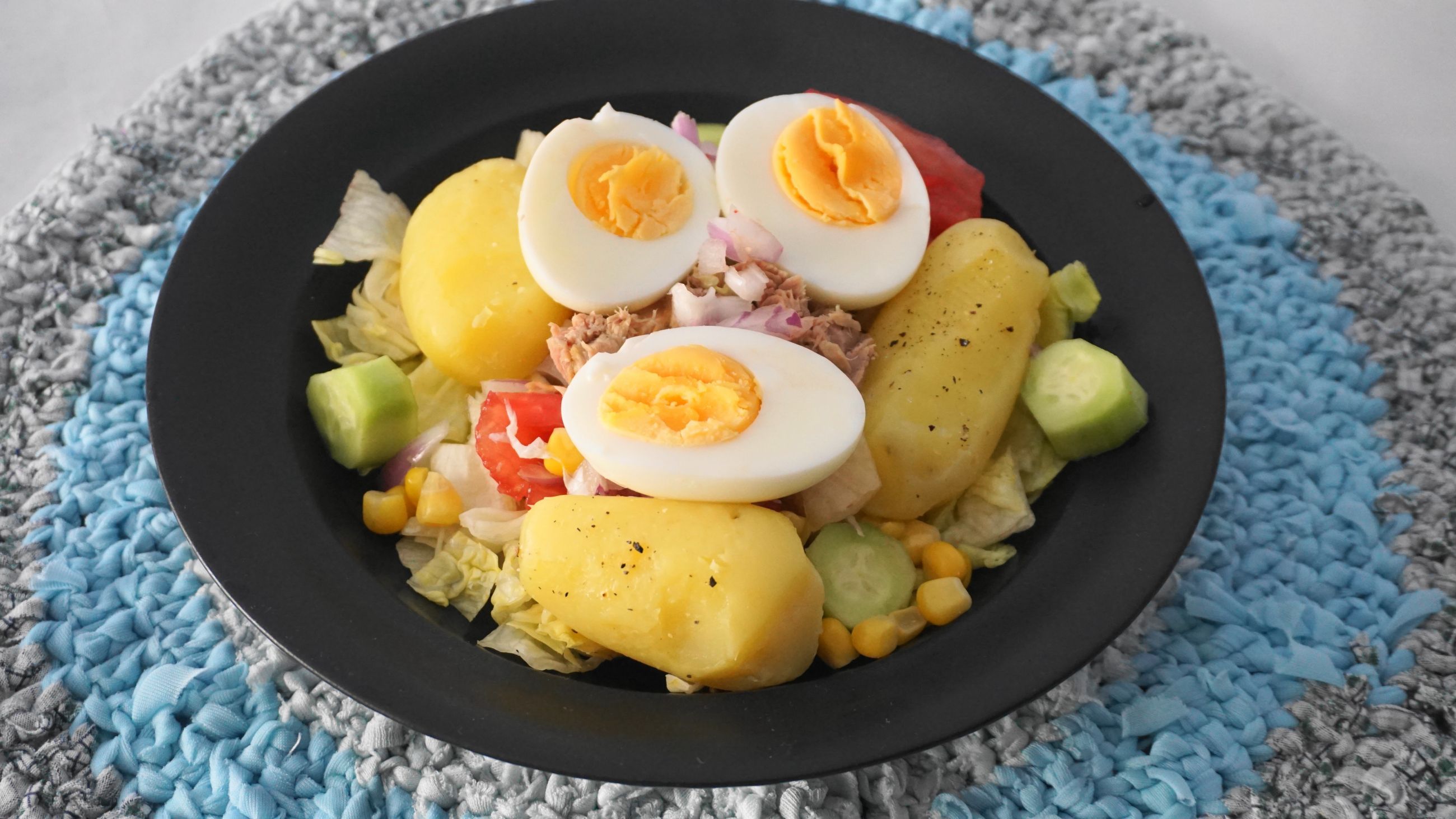 Σαλάτα τύπου νισουάζ με τόνο, πατάτα και αυγό