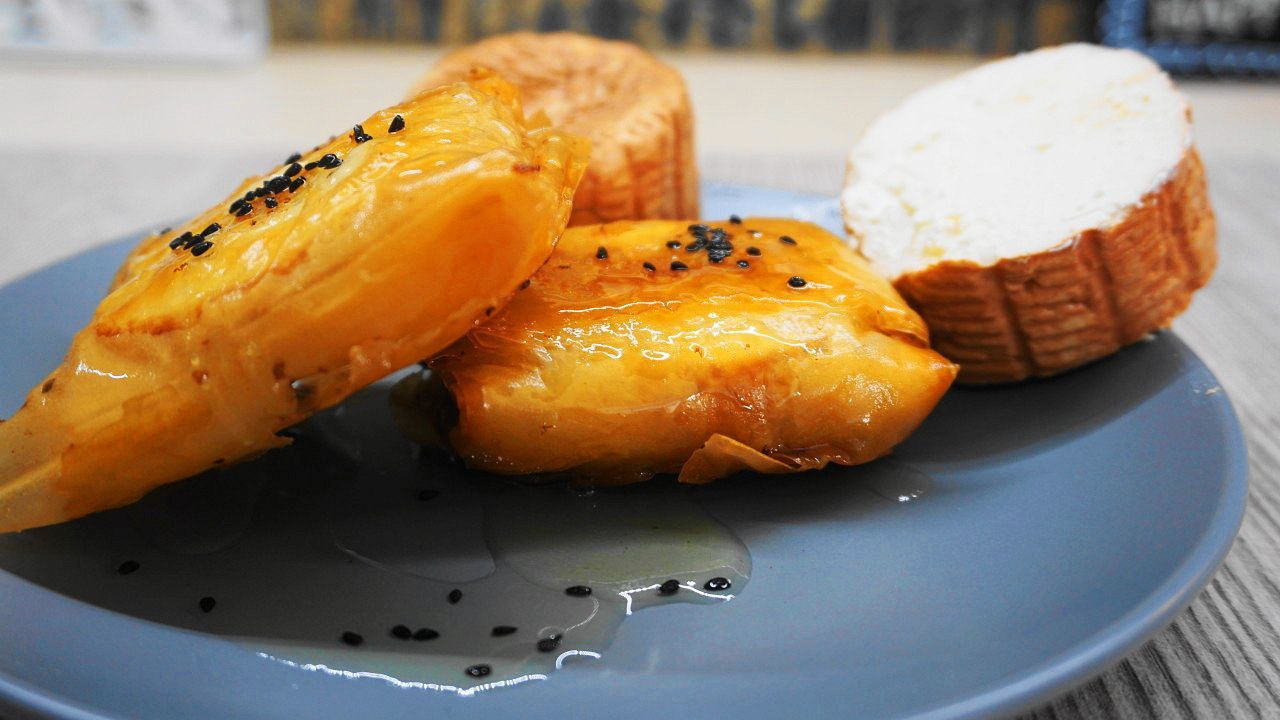 Σαγανάκι με παραδοσιακό κρασοτύρι της Πόσσας από την Κω σε φύλλο κρούστας με μέλι