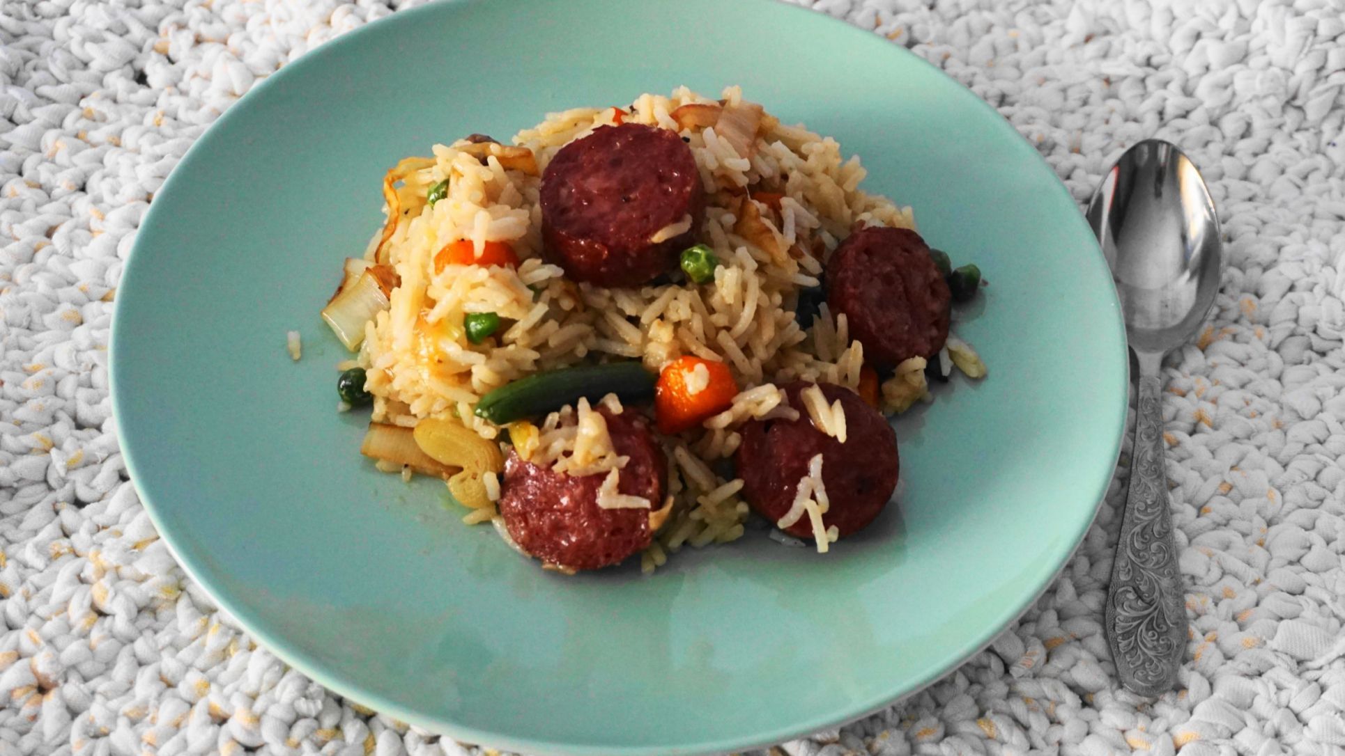 Ρύζι τηγανιτό με λαχανικά και λουκάνικο