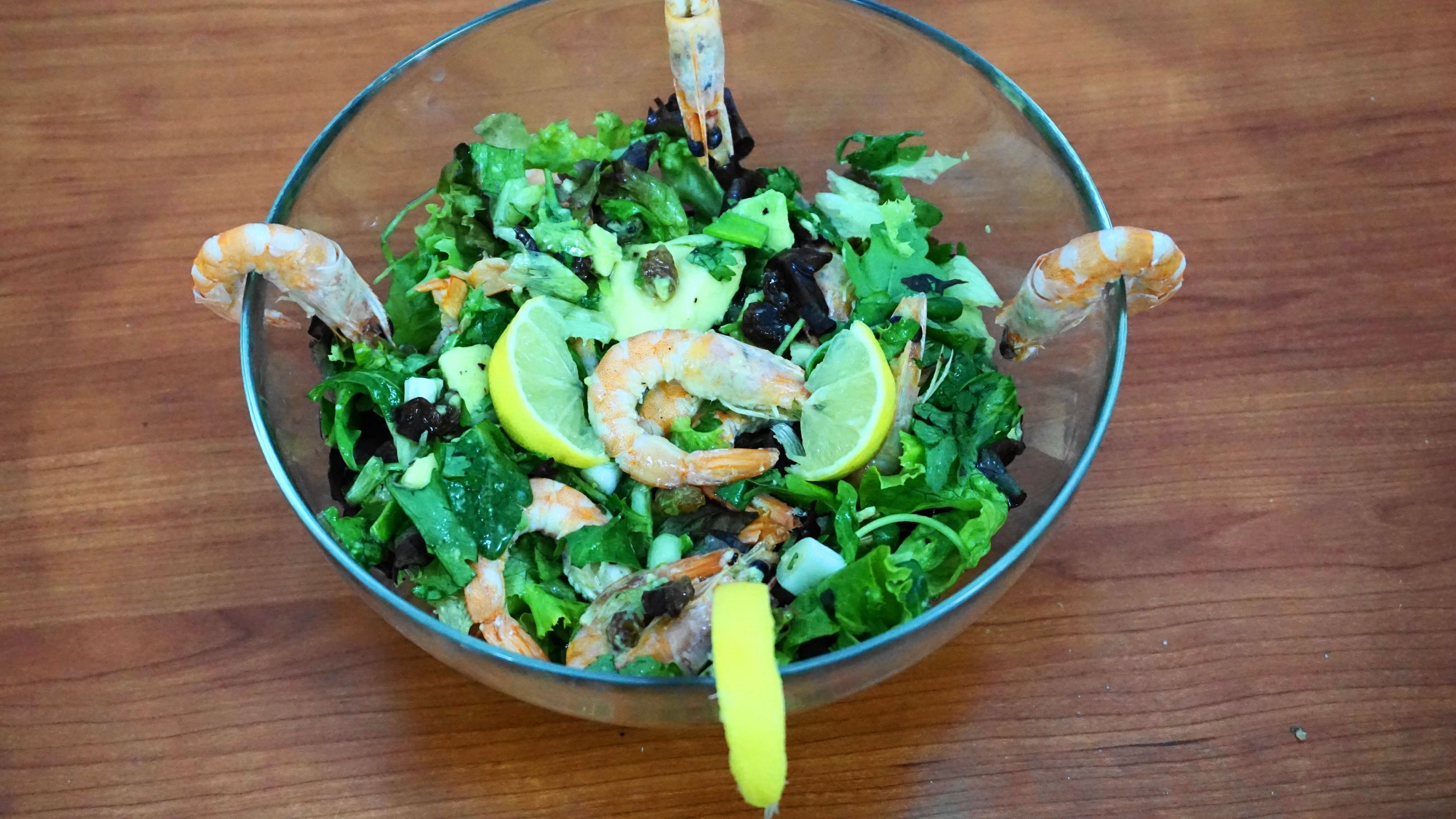 Δροσερή σαλάτα με γαρίδες, αβοκάντο και σταφίδες