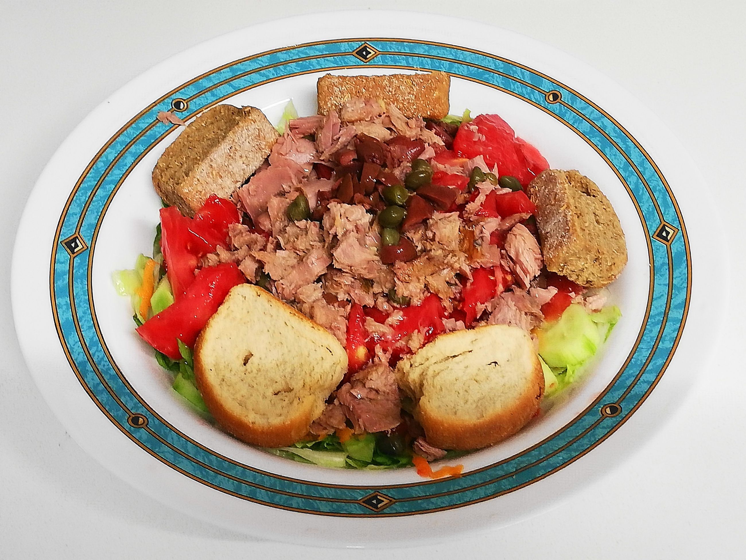 Σαλάτα με τόνο και παξιμάδι