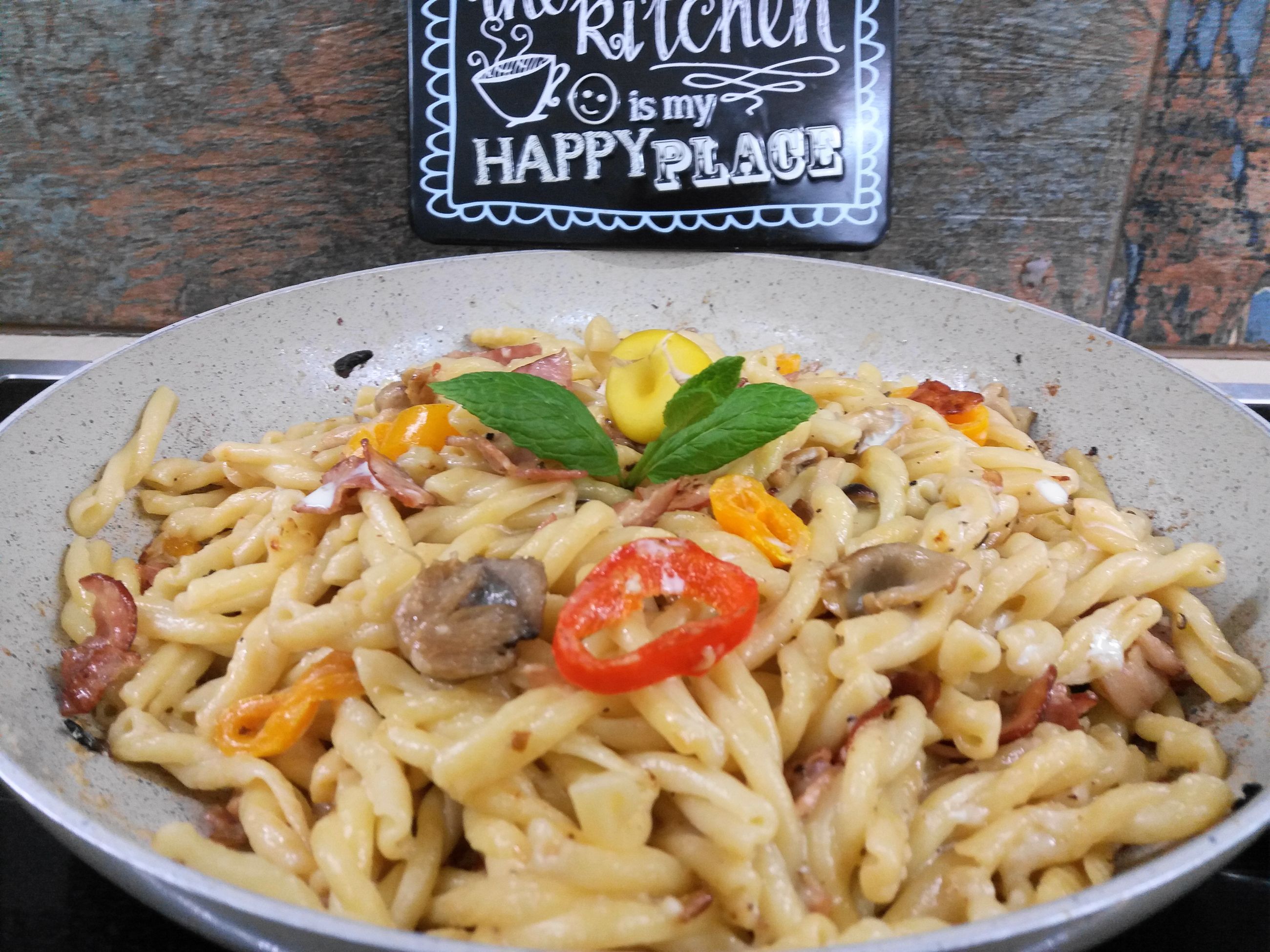 Στριφτά ζυμαρικά με μπέικον, πιπεριές και μανιτάρια