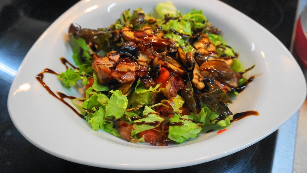 Σαλάτα με μπέικον και μανιτάρια