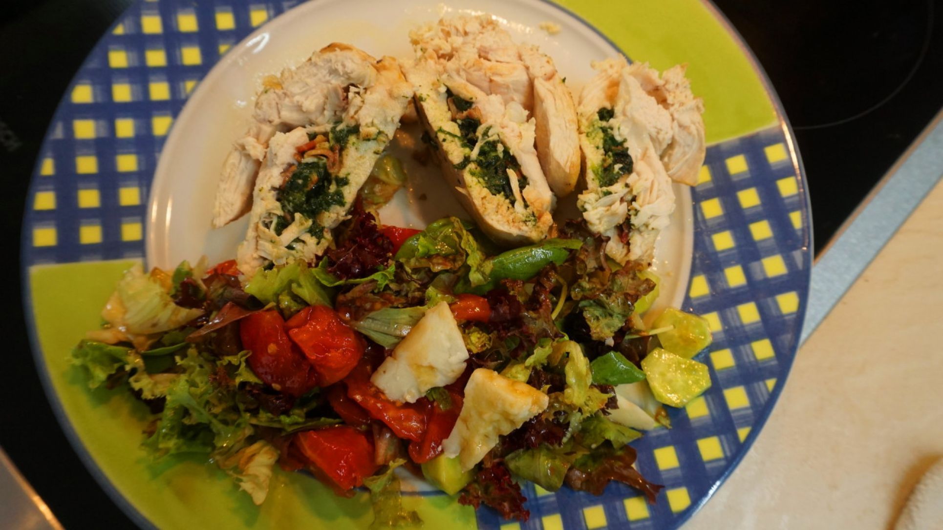 Κοτόπουλο φιλέτο γεμιστό με σπανάκι, μπέικον και γραβιέρα