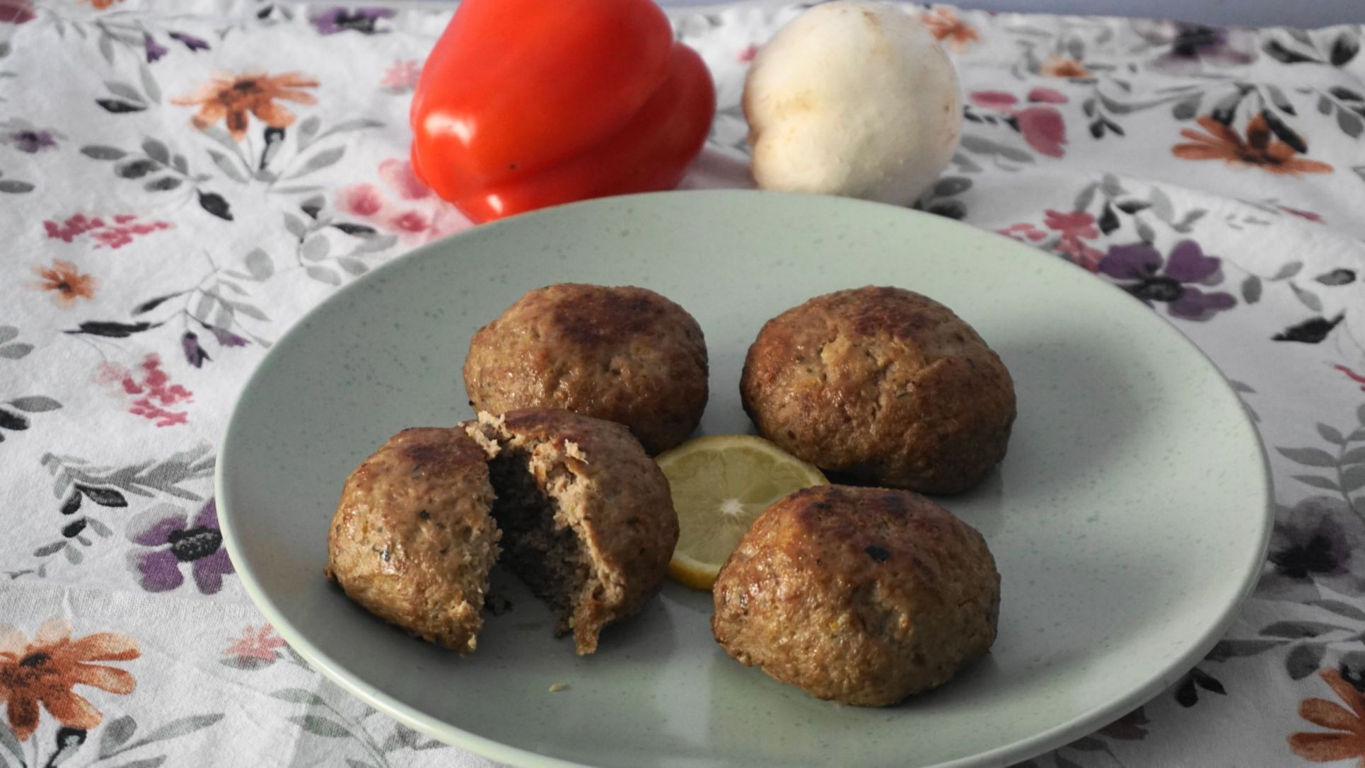 Αφράτα μπιφτέκια με πιπεριά, μανιτάρι και κουρκουμά