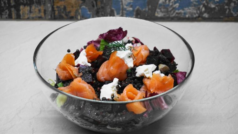 Σαλάτα με φακές, παντζάρι και καπνιστό σολομό