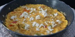 Ομελέτα με τριμμένη πατάτα, πιπεριές και φέτα