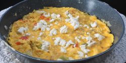 Ομελέτα με τριμμένη πατάτα, πιπεριές και φέτα