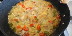 Ομελέτα με τριμμένη πατάτα, πιπεριές και φέτα