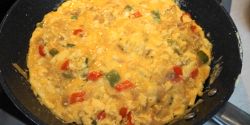 Ομελέτα με τριμμένη πατάτα, πιπεριές και φέτα