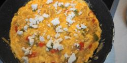 Ομελέτα με τριμμένη πατάτα, πιπεριές και φέτα