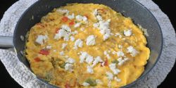 Ομελέτα με τριμμένη πατάτα, πιπεριές και φέτα
