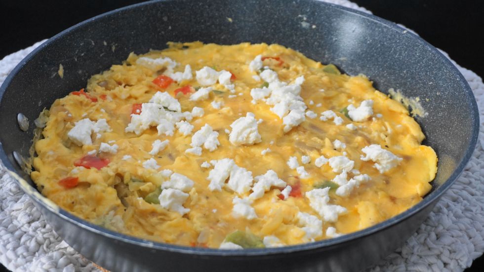 Ομελέτα με τριμμένη πατάτα, πιπεριές και φέτα