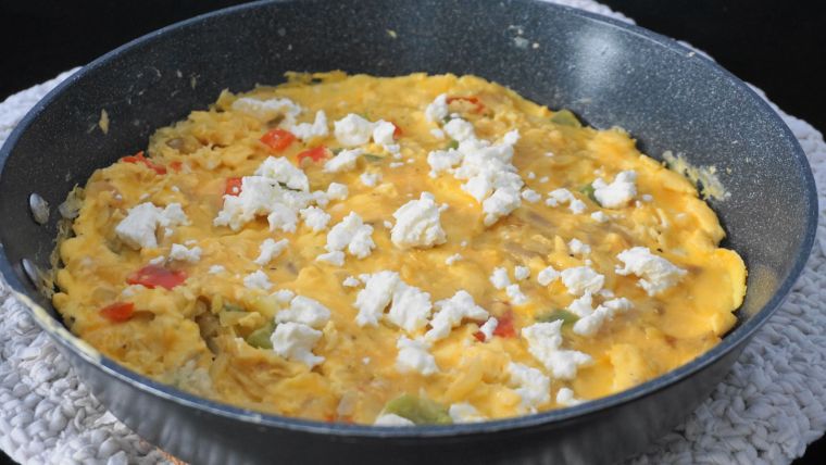 Ομελέτα με τριμμένη πατάτα, πιπεριές και φέτα