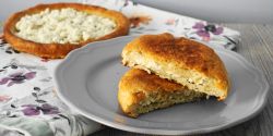 Τηγανόψωμο γεμιστό με τυρί
