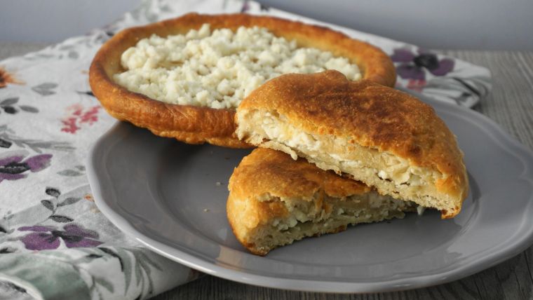 Τηγανόψωμο γεμιστό με τυρί