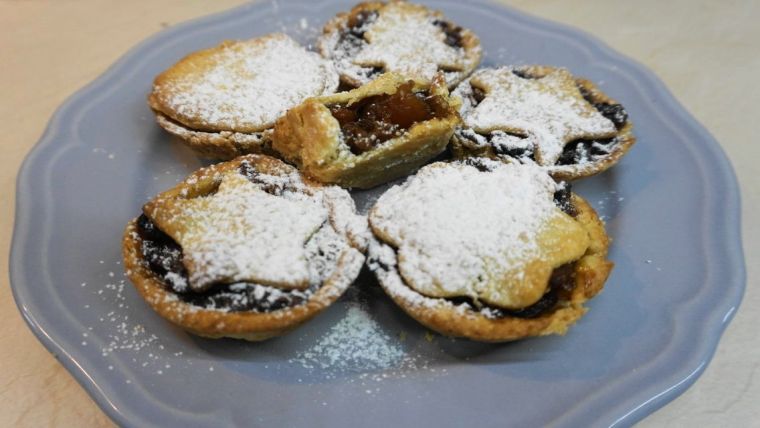 Μηλοπιτάκια με γέμιση αποξηραμένων φρούτων και κονιάκ - mince pies