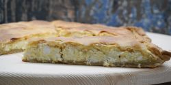 Τυρόπιτα ταψιού χωριάτικη με τρία τυριά
