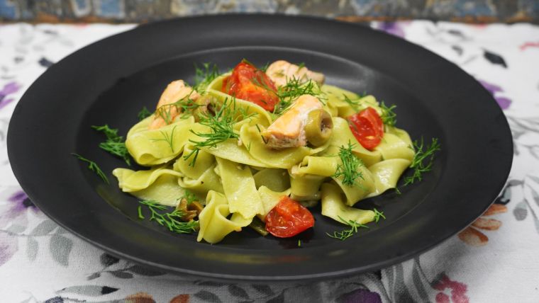 Λαζάνια με σολομό, ελιές και κάπαρη