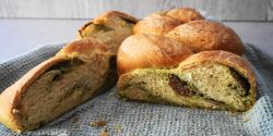 Ψωμί τύπου μπριος γεμιστό με πέστο και σαλάμι