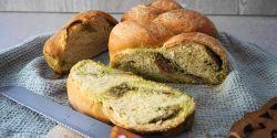 Ψωμί τύπου μπριος γεμιστό με πέστο και σαλάμι