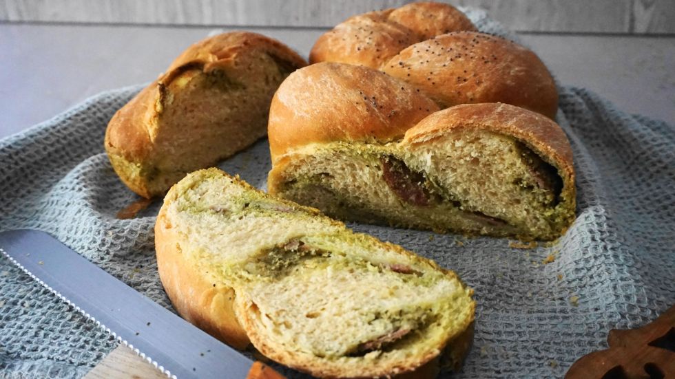Ψωμί τύπου μπριος γεμιστό με πέστο και σαλάμι