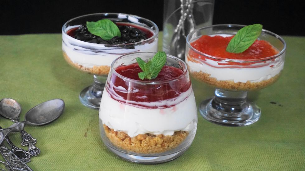 Τσιζκέικ με βάση μελομακάρονο και κουραμπιέ που μας περίσσεψε