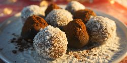 Τρουφάκια από κουραμπιέδες με κακάο και ινδοκάρυδο
