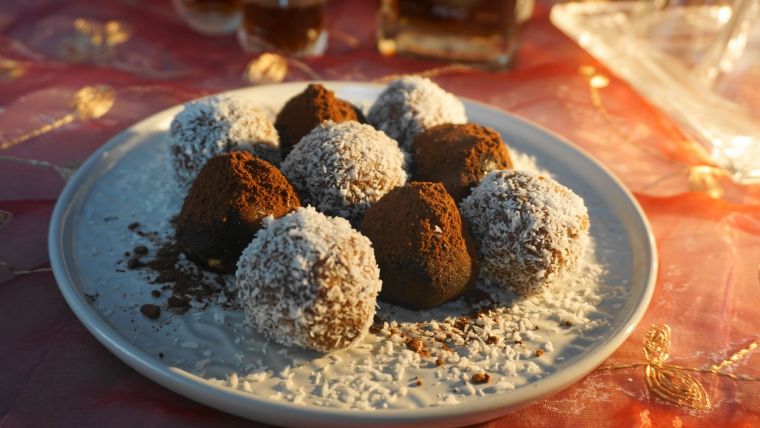 Τρουφάκια από κουραμπιέδες με κακάο και ινδοκάρυδο