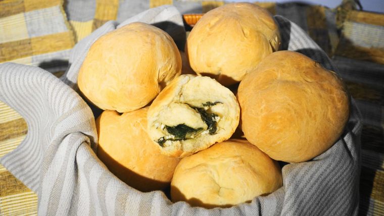 Αφράτα ψωμάκια γεμιστά με σπανάκι και φέτα