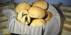 Αφράτα ψωμάκια γεμιστά με σπανάκι και φέτα
