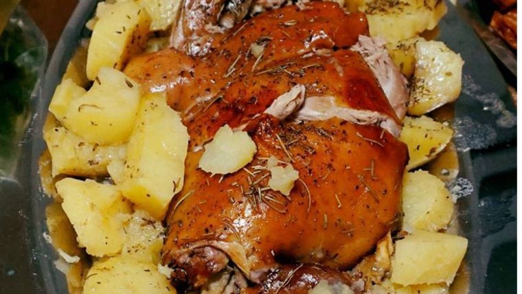 Χοιρινό μπούτι με το δέρμα του στη γάστρα