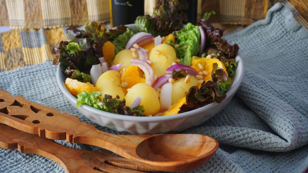 Σαλάτα με πορτοκάλι, πατάτες baby και κρεμμύδι