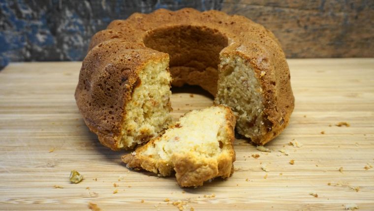 Αλμυρό κέικ με λιαστή ντομάτα και μπέικον