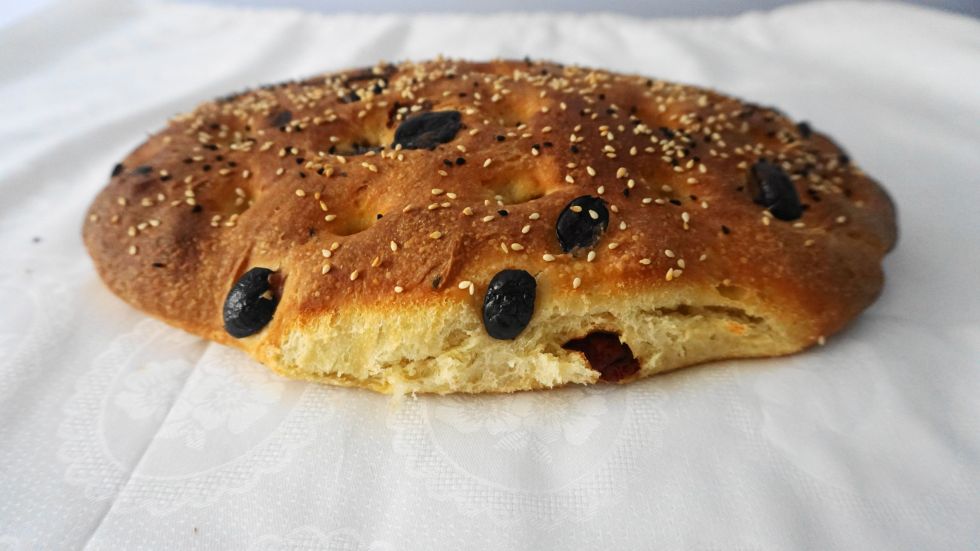 Λαγάνα με λιαστή ντομάτα και ελιές