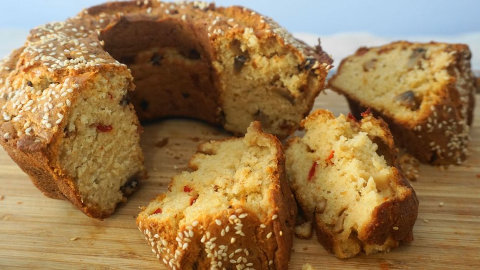 Αφράτο αλμυρό κέικ με λιαστή ντομάτα, τυρί και σουσάμι