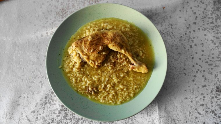 Κοτόπουλο λεμονάτο με ρύζι, σε ένα σκεύος