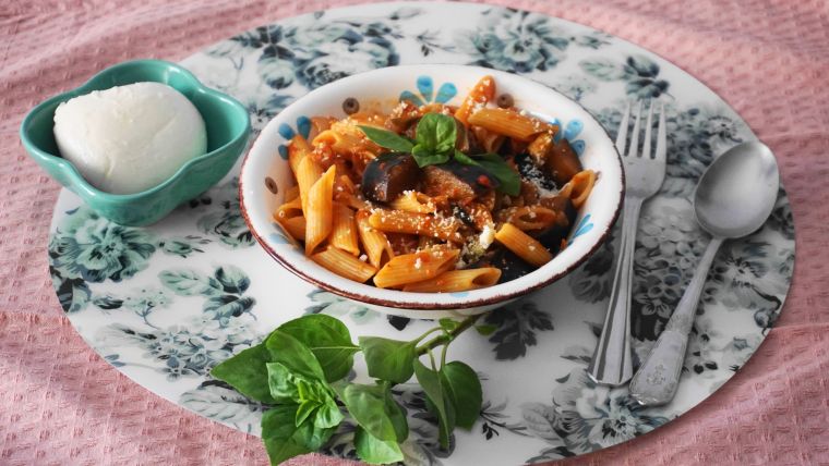 Μακαρονάδα με λαχανικά του καλοκαιριού, βασιλικό και μοτσαρέλα