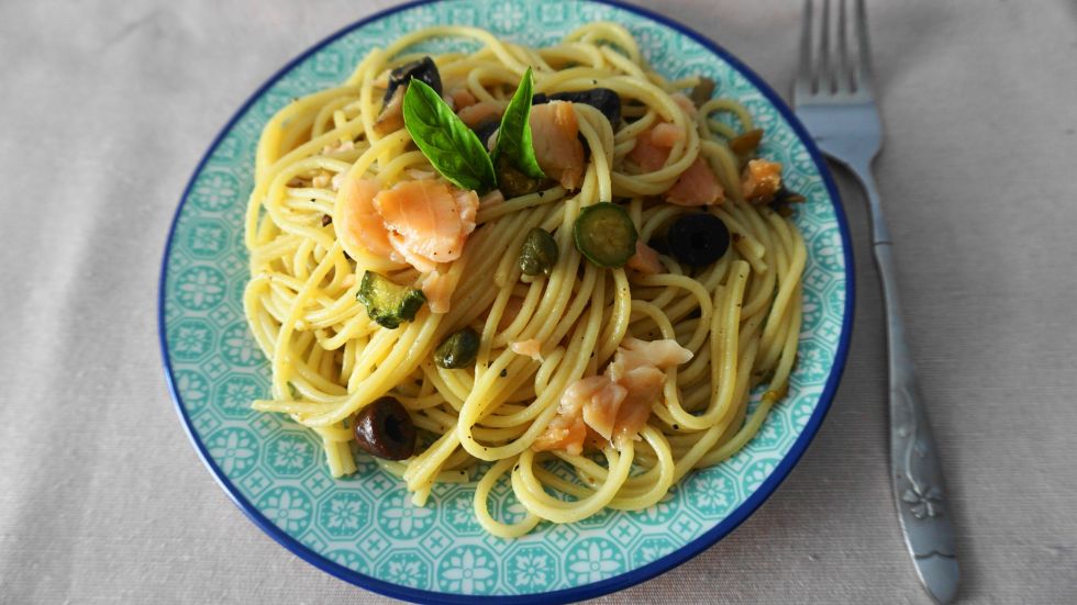 Μακαρονάδα με καπνιστό σολομό, λαχανικά και ελιές